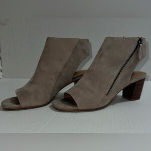 Johnston & Murphy Beige Suede Peep-Toe Block Heel Sandals